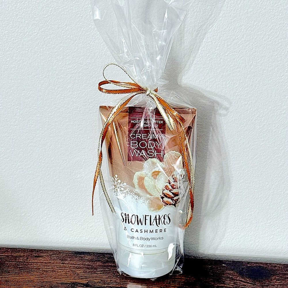 *Discontinued/Rare* Bath & Body Works Snowflakes & Cashmere Creamy Body Wash NWT